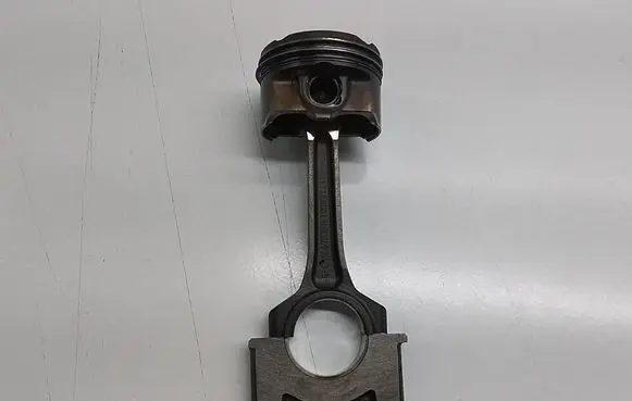 Ford Focus Piston with connecting rod CM5G6205FA