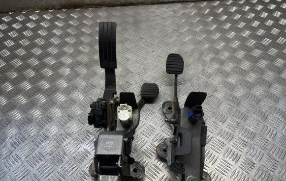 Renault Clio IV Pedal assembly 