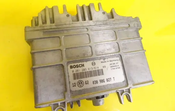 Volkswagen Golf III Engine control unit/module 030906027T 0261203613