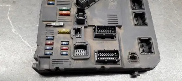 Peugeot 206+ Fuse box set s118085320