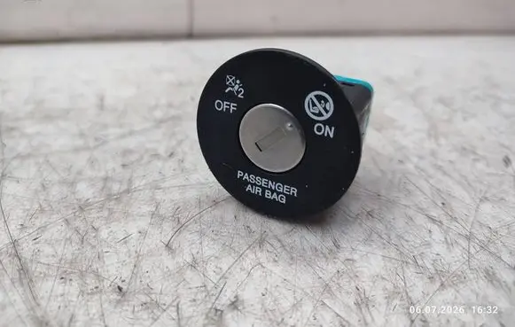 KIA Sportage Passenger airbag on/off switch