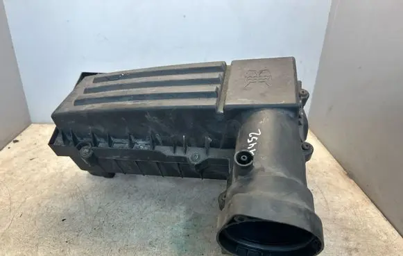 Volkswagen PASSAT B7 Air filter box 1K0183B