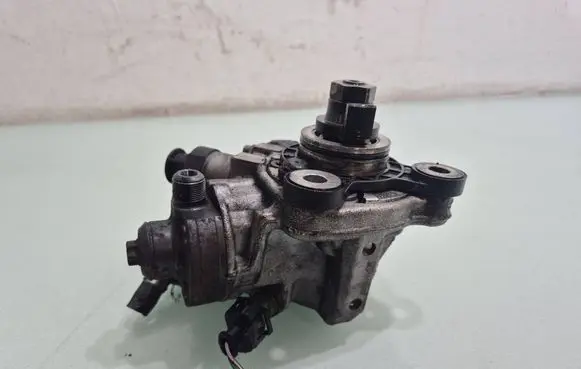Volvo XC60 Fuel injection high pressure pump 31272896