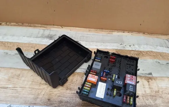 Volkswagen Golf V Fuse module 1K0937124H 1K0937124