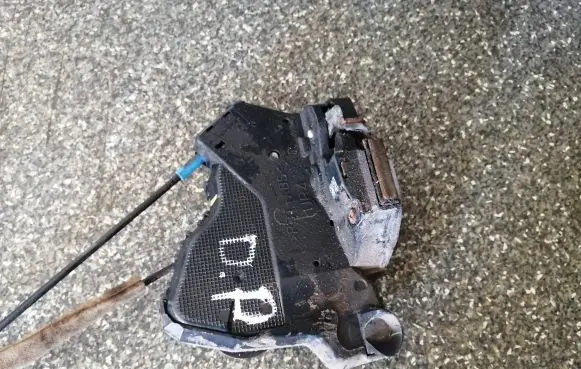 Toyota Corolla Verso E121 Front door lock