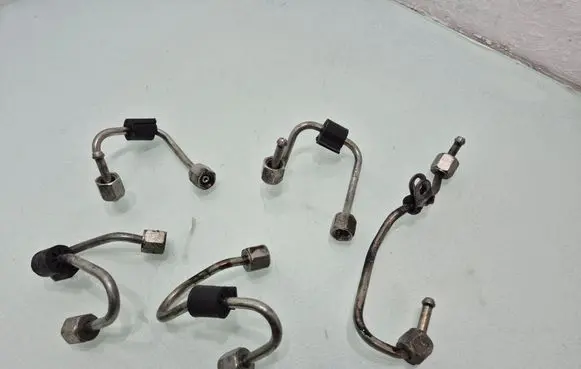 Volkswagen PASSAT B7 Fuel injector supply line/pipe 