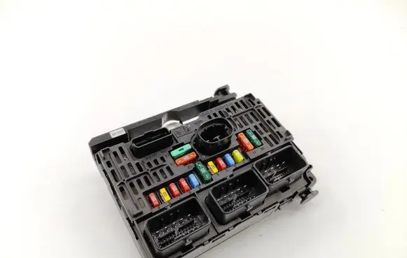 Peugeot 207 Fuse module 9657718580