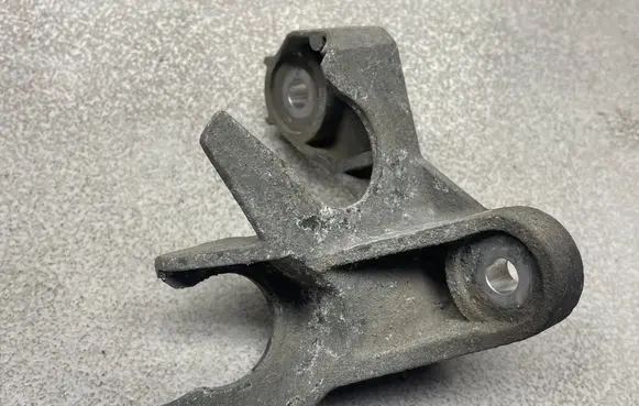 Opel Zafira C Gear shift cable bracket 55591359