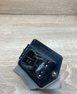 Mazda 626 Heater blower motor/fan resistor HB151GA5RA 2L11