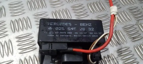Mercedes-Benz A W168 Glow plug pre-heat relay 0255452832 899075000