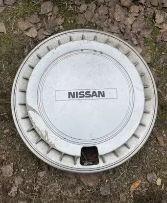 Nissan Bluebird R14 wheel hub/cap/trim 