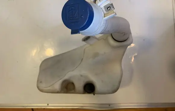 Iveco Daily 6th gen Windshield washer fluid reservoir/tank 5801565973