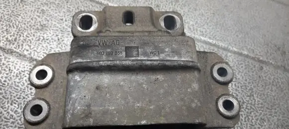Skoda Octavia Mk2 (1Z) Engine mounting bracket