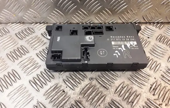 Mercedes-Benz E W211 Door control unit/module 2118701026 A2118701026