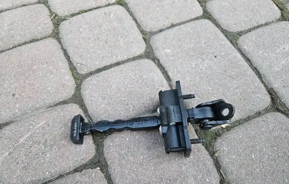 Opel Mokka B Front door check strap stopper 5O5P5L5E5X0031