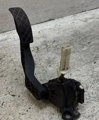 Accelerator throttle pedal