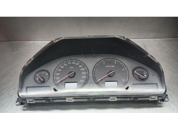 Volvo V70 Speedometer (instrument cluster) 8637996
