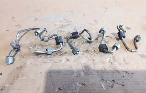 Volkswagen Caddy Fuel injector supply line/pipe 