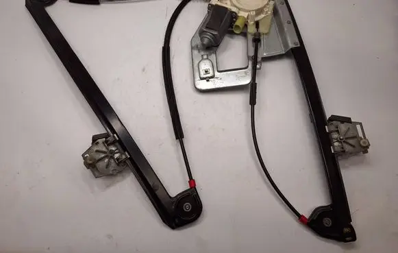 BMW 5 E39 Front door window regulator with motor 8252392