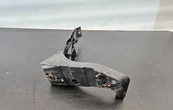 Front bumper mounting bracket