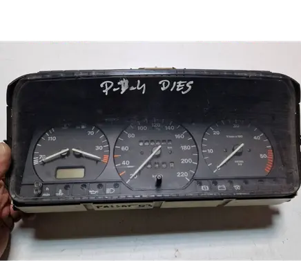 Volkswagen PASSAT B4 Speedometer (instrument cluster) 81117788