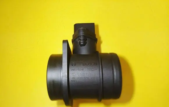 Volkswagen Golf V Mass air flow meter 038906461B 0281002531
