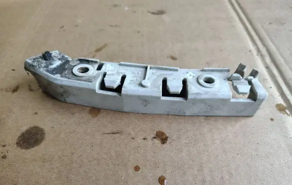 Front bumper mounting bracket