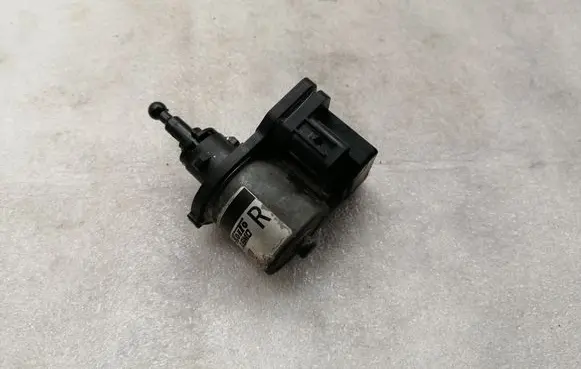 Toyota Avensis T270 Headlight level adjustment motor 8566128010 3740078515