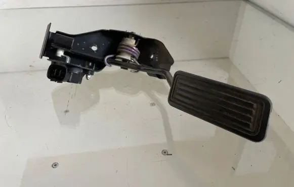 Toyota Corolla Verso AR10 Accelerator throttle pedal 8928152021 1983003041
