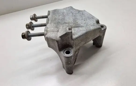 Buick Encore I Engine mounting bracket 95073703