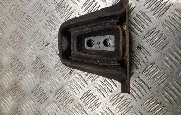 Mercedes-Benz S W126 Engine mount bracket