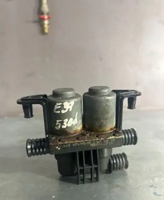 BMW 5 E39 Coolant heater control valve 8374995