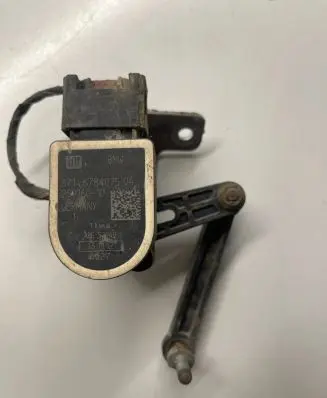 Headlight/headlamp level sensor