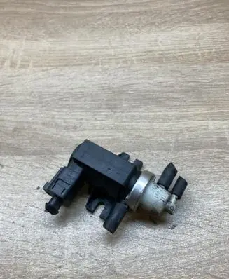 Volkswagen PASSAT B5.5 Vacuum valve 1J0906627A
