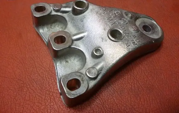 Volkswagen Golf V Engine mounting bracket 6Q0199185T