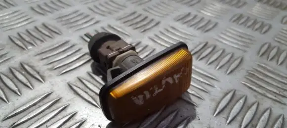 Front fender indicator light
