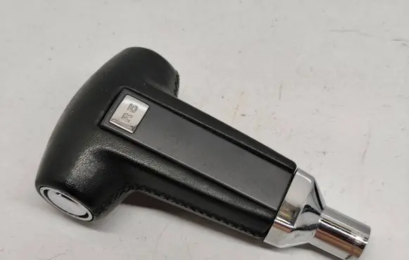 Volkswagen Touareg I Gear lever shifter trim leather/knob
