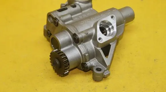 Audi A4 S4 B8 8K Oil pump 