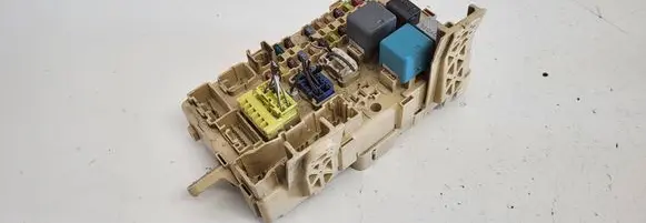 Toyota Avensis T250 Fuse module 82641CA010F 3040573400 TNTEGRATT0N