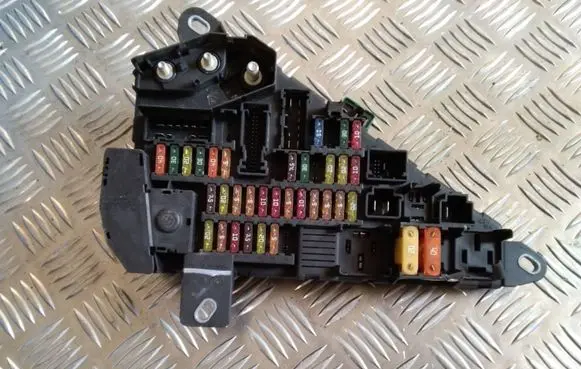 BMW 5 E60 E61 Fuse module 6906603 690658805