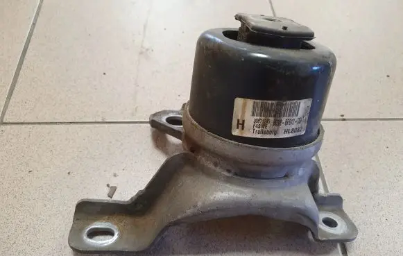 Volvo V70 Engine mount bracket 30671245