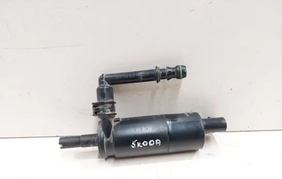 Skoda Octavia Mk2 (1Z) Headlight washer pump 3B7955681 1T0955665