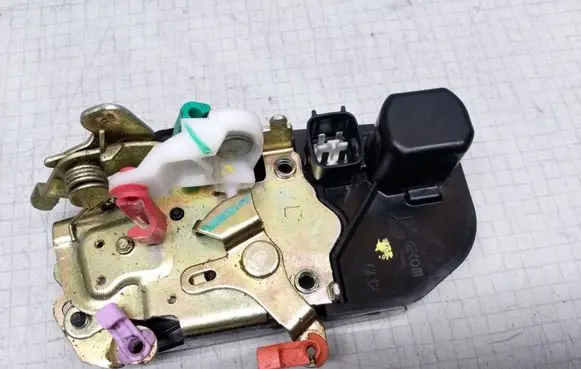Chrysler Neon II Front door lock