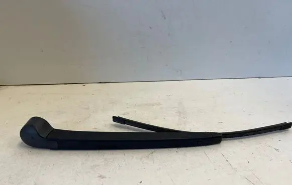 Rear wiper blade arm