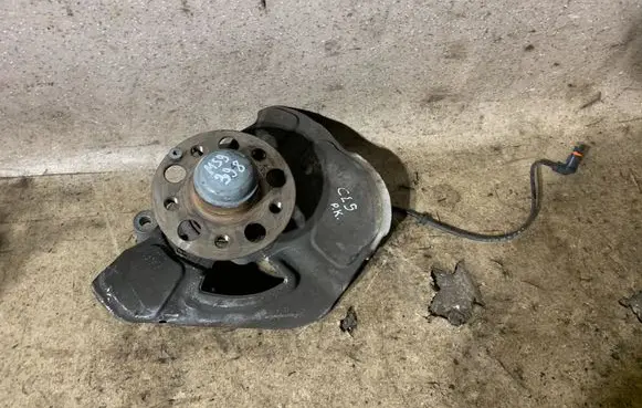 Mercedes-Benz CLS C218 X218 Front wheel hub A2124201544