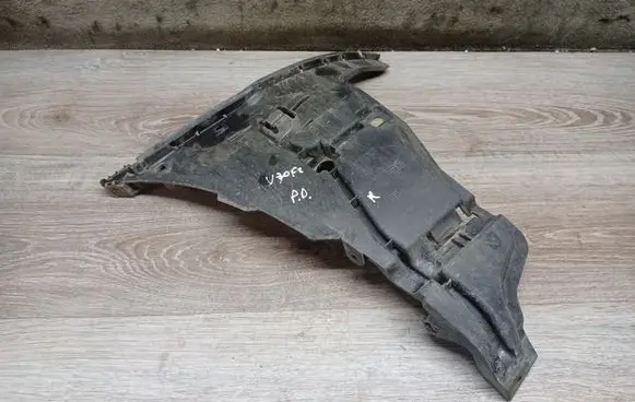 Volvo V70 Front bumper mounting bracket 08693182