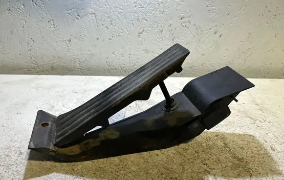 BMW 1 E81 E87 Accelerator throttle pedal 6766931 25916010