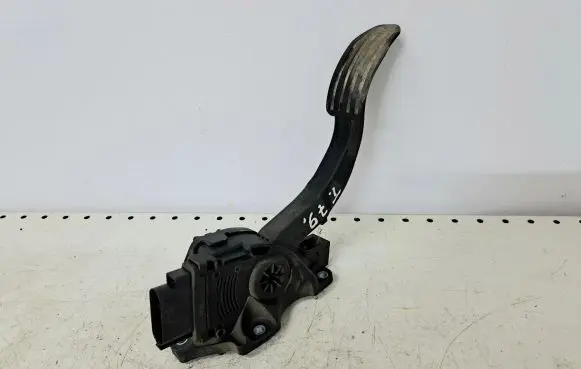 Volvo V70 Accelerator throttle pedal 6G929F836AD