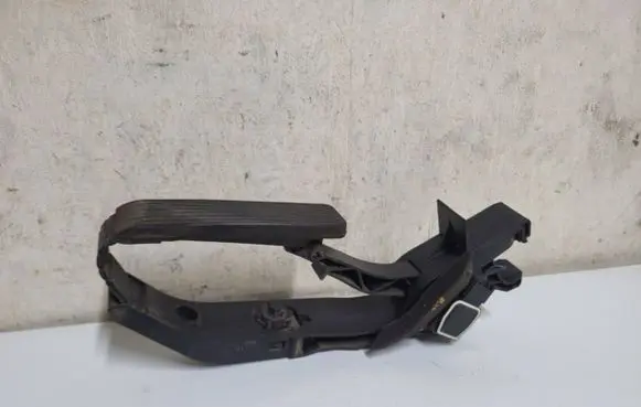 Mercedes-Benz E W211 Accelerator throttle pedal A2113000404