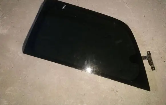 Nissan Quest Rear side window